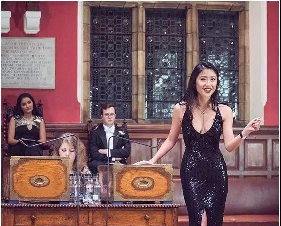 18岁美女华人学霸，用性感和感性征服了全世界