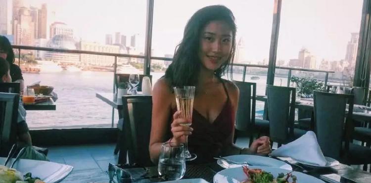 18岁美女华人学霸，用性感和感性征服了全世界