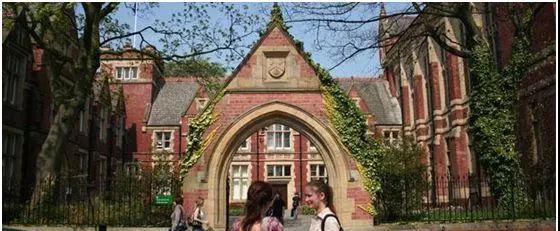 18岁美女华人学霸，用性感和感性征服了全世界