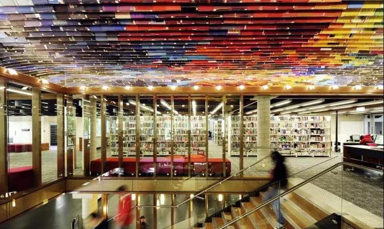 18岁美女华人学霸，用性感和感性征服了全世界