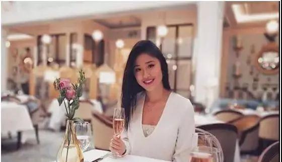 18岁美女华人学霸，用性感和感性征服了全世界