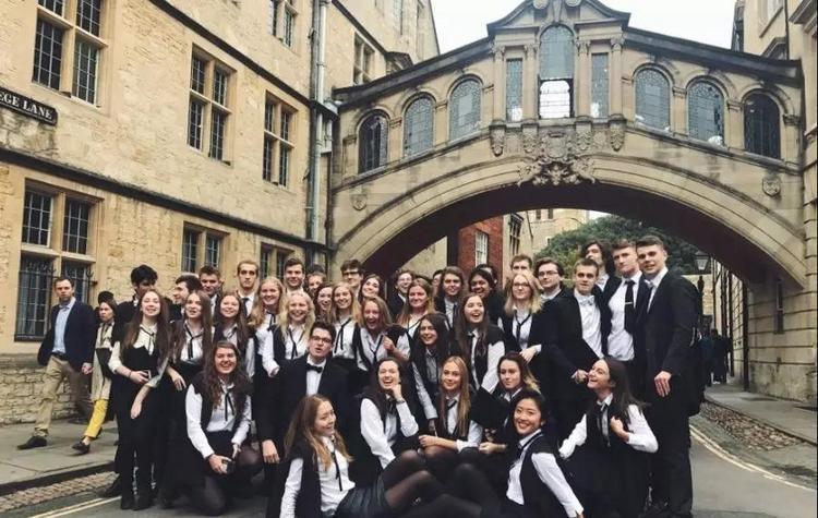 18岁美女华人学霸，用性感和感性征服了全世界