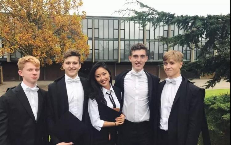 18岁美女华人学霸，用性感和感性征服了全世界