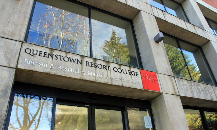 大美皇后镇里藏着一所旅游学院