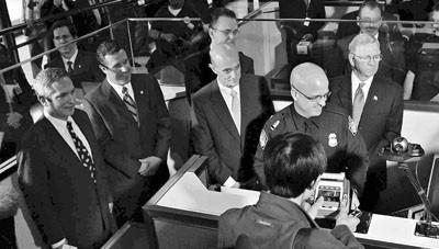 入境美国伸出十指