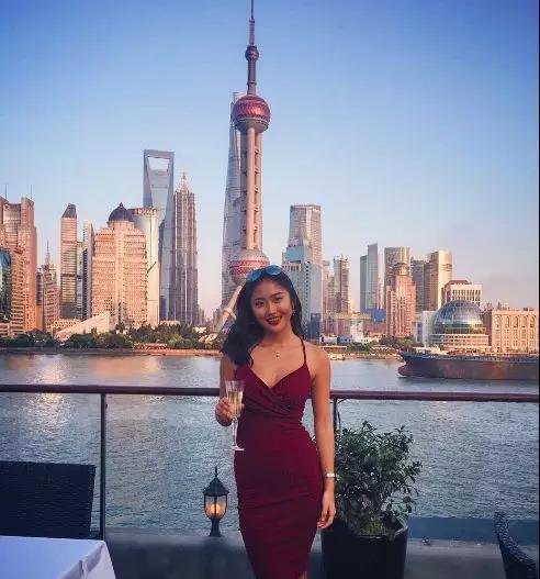 18岁美女华人学霸，用性感和感性征服了全世界