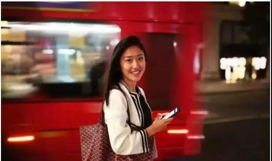 18岁美女华人学霸，用性感和感性征服了全世界