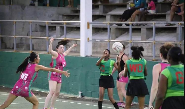 18岁美女华人学霸，用性感和感性征服了全世界