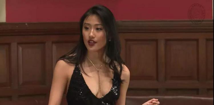 18岁美女华人学霸，用性感和感性征服了全世界