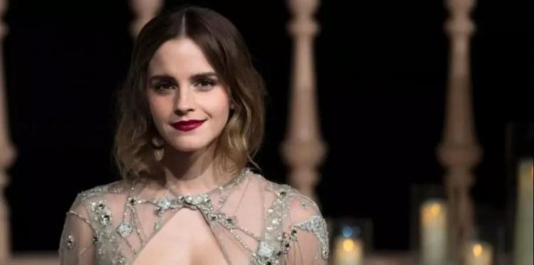 18岁美女华人学霸，用性感和感性征服了全世界