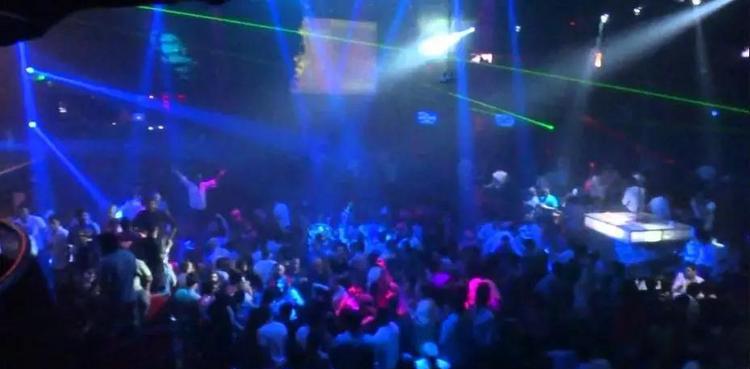 18岁美女华人学霸，用性感和感性征服了全世界