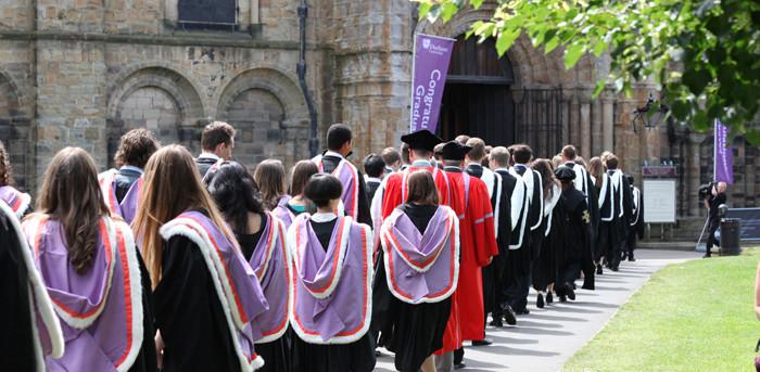 英国大学毕业典礼，定不负你此行