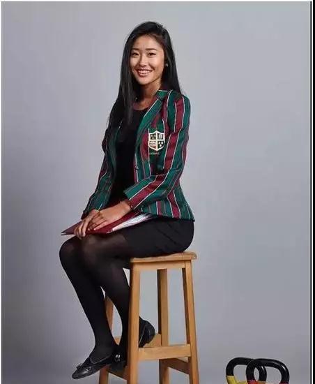 18岁美女华人学霸，用性感和感性征服了全世界