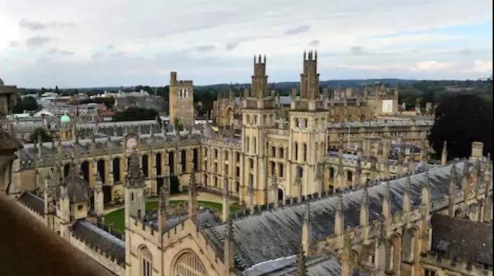 18岁美女华人学霸，用性感和感性征服了全世界