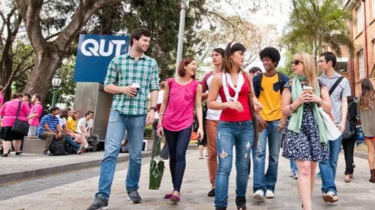 18岁美女华人学霸，用性感和感性征服了全世界