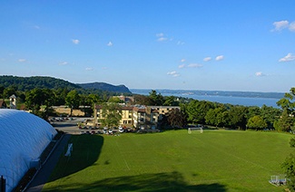 尼亚克学院