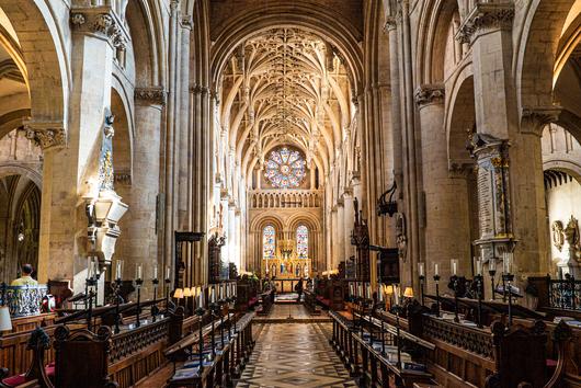 英国爱丁堡学院上研究生开销每年30万够吗？