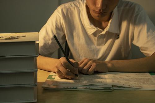 去澳大利亚格里菲斯大学昆士兰艺术学院上大学好完成学业吗？