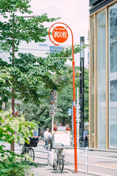 加拿大圭尔夫汉博大学上研究生学费每年多少人民币？