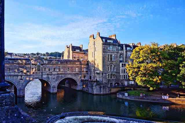 英国巴斯大学本科要读几年？