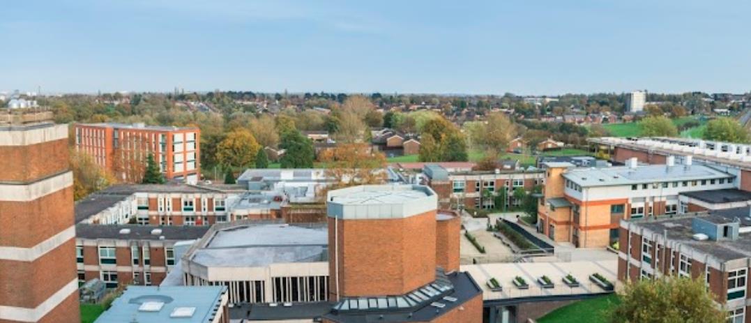 8.听说国外大学的学生宿舍挺少,条件不好还很贵,我自己在校外租房子住会有什么问题吗?